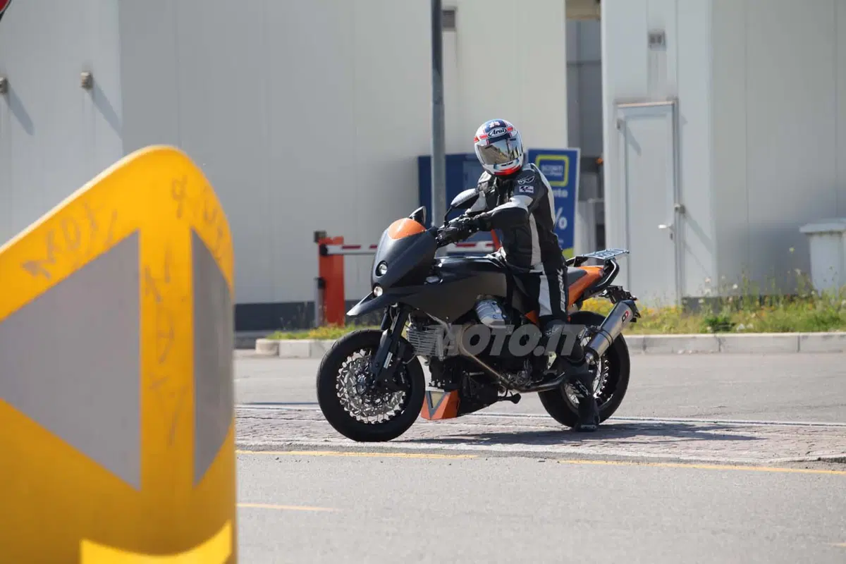 Moto Guzzi supermotard? (2)