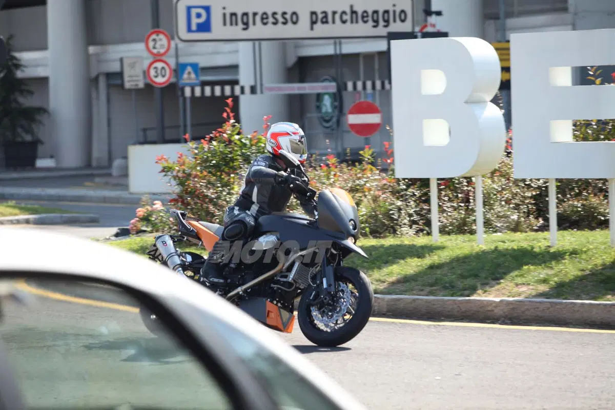 Moto Guzzi supermotard? (3)