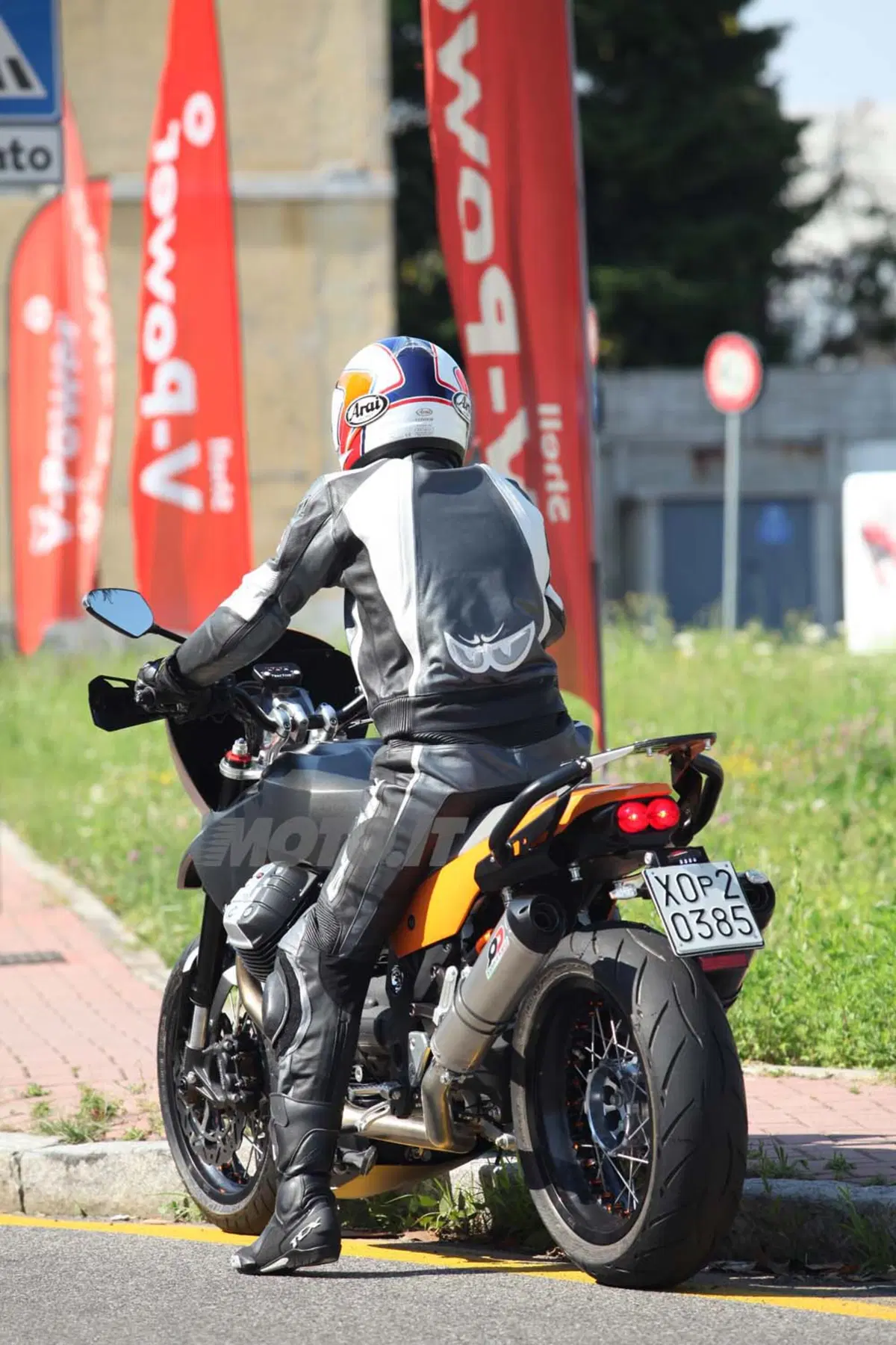 Moto Guzzi supermotard? (4)