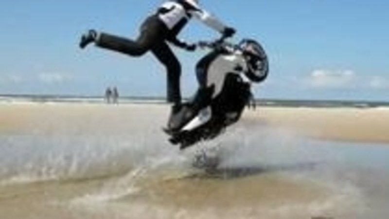 Chris Pfeiffer: stunt riding sulla spiaggia