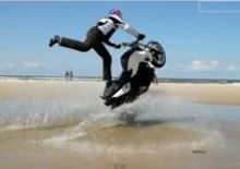 Chris Pfeiffer: stunt riding sulla spiaggia