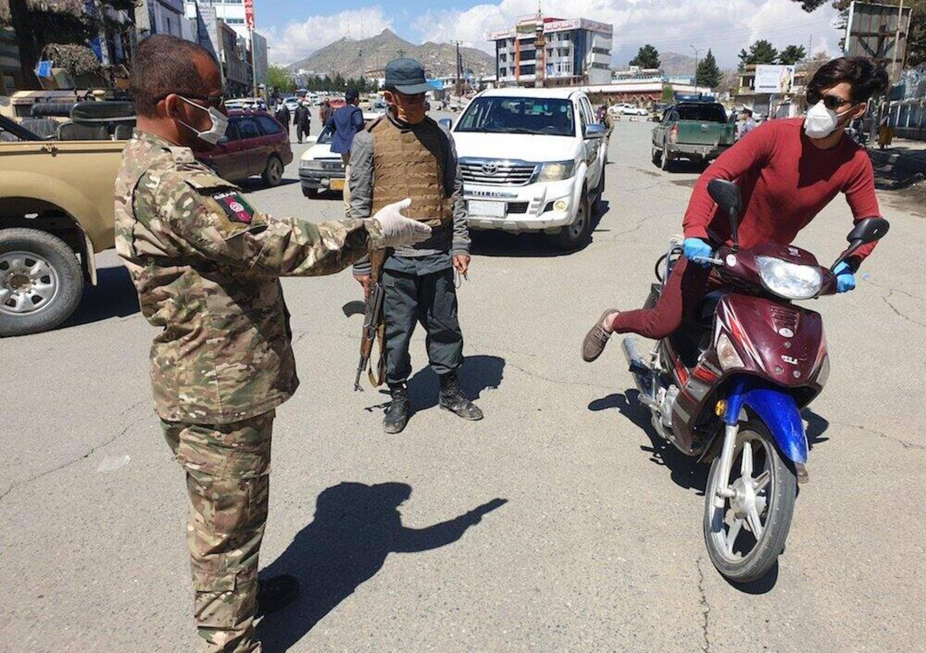 Kabul vieta le moto. Troppi attentati e rapine