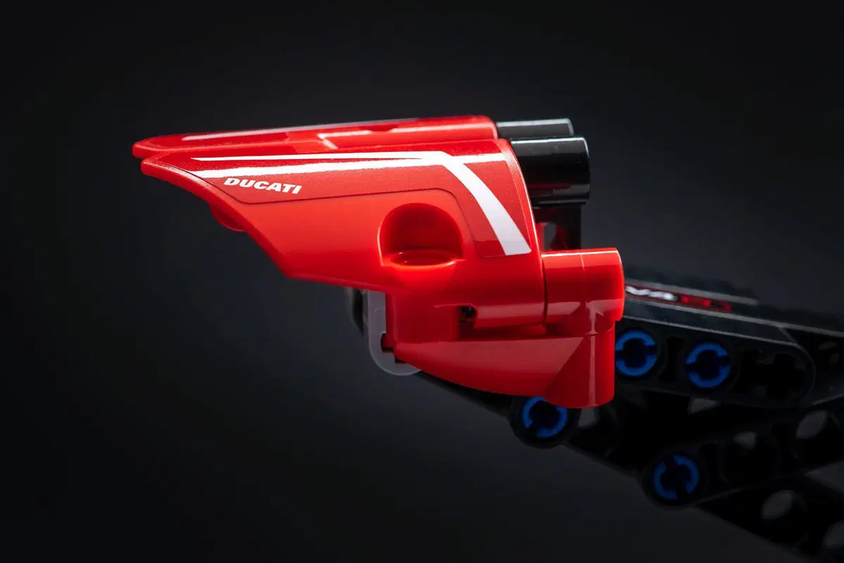 Ducati Panigale V4R: arriva in versione LEGO Technic (3)