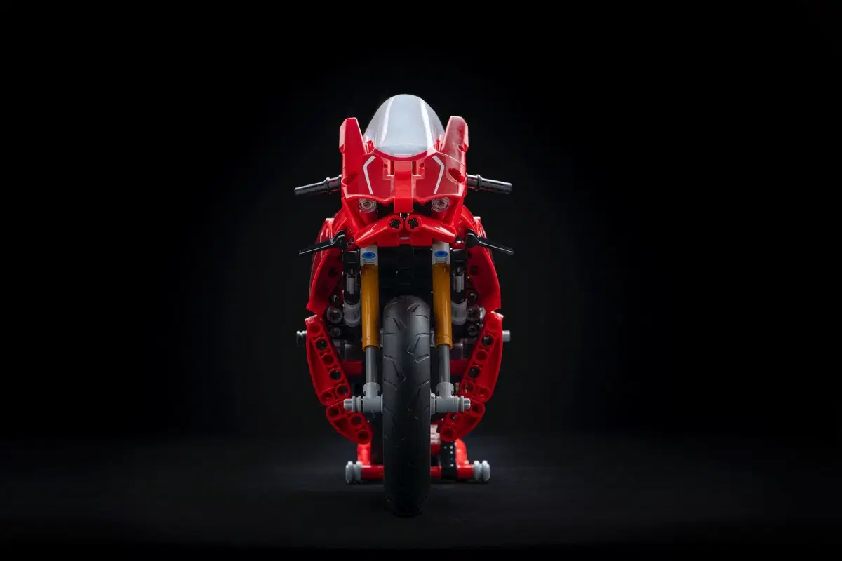 Ducati Panigale V4R: arriva in versione LEGO Technic (4)