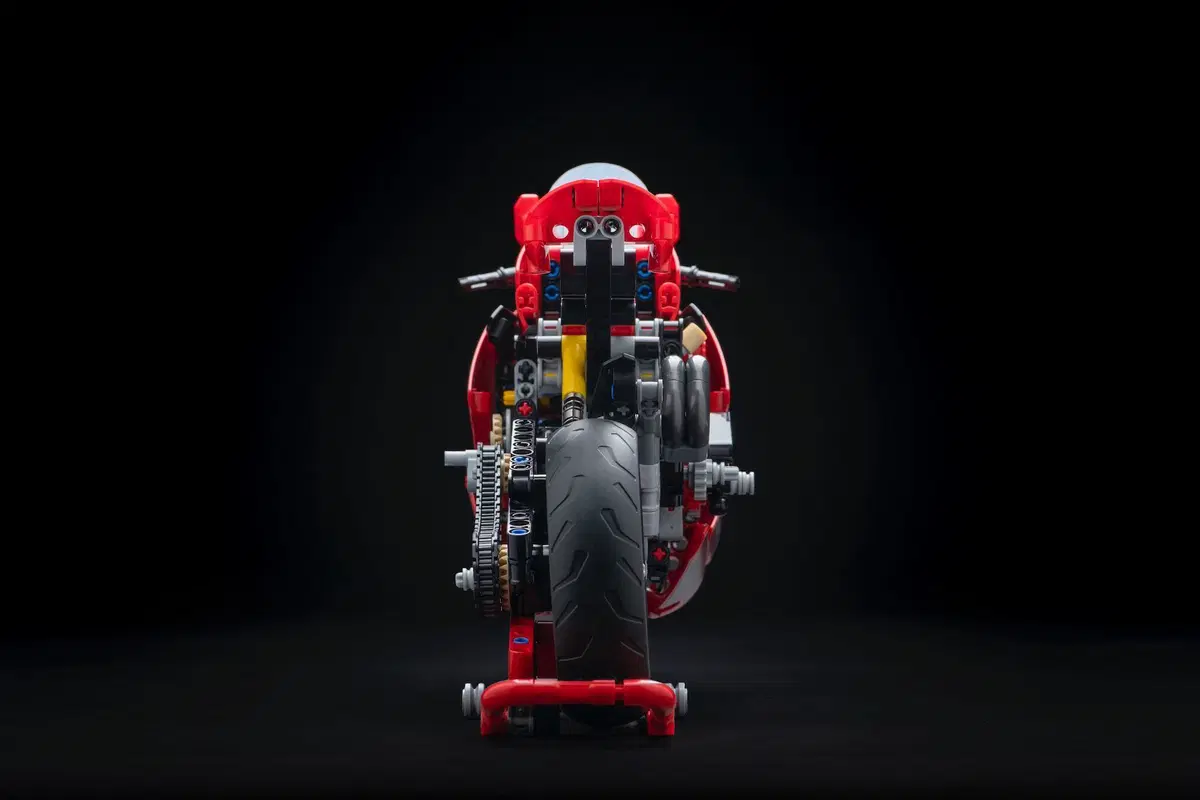 Ducati Panigale V4R: arriva in versione LEGO Technic (2)