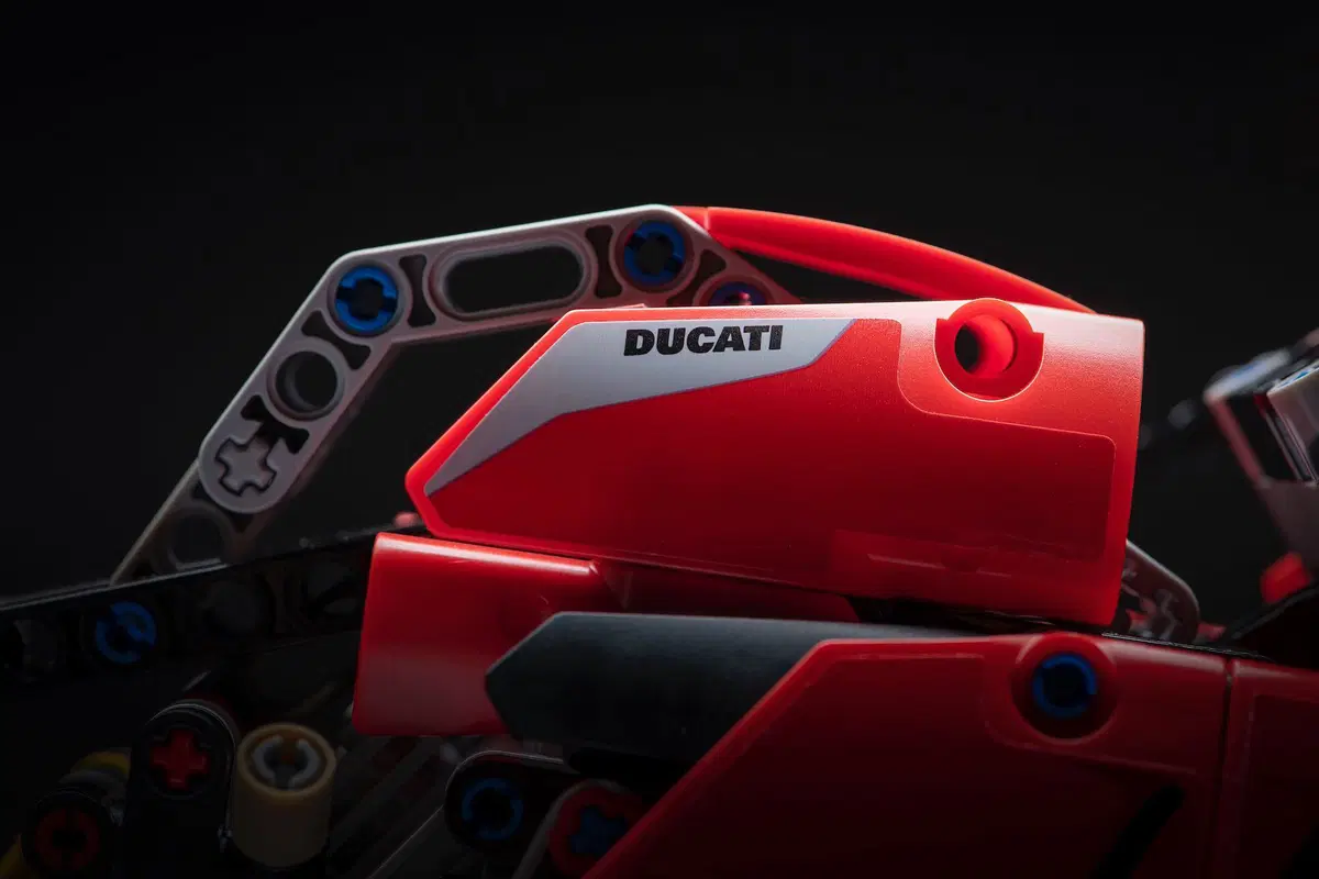 Ducati Panigale V4R: arriva in versione LEGO Technic (5)