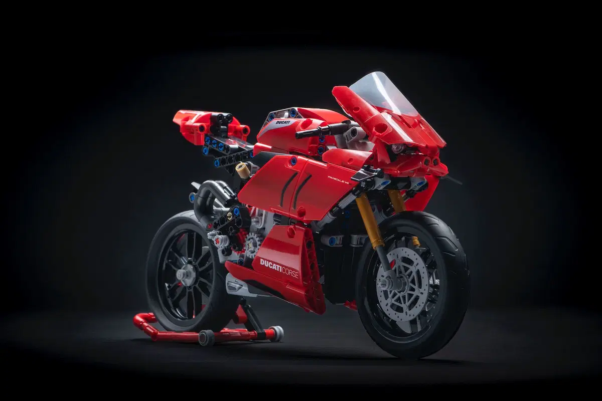 Ducati Panigale V4R: arriva in versione LEGO Technic (6)