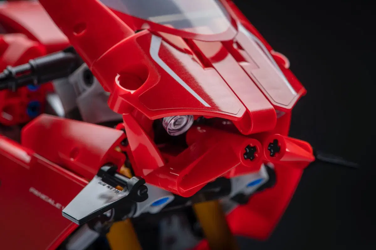 Ducati Panigale V4R: arriva in versione LEGO Technic (10)