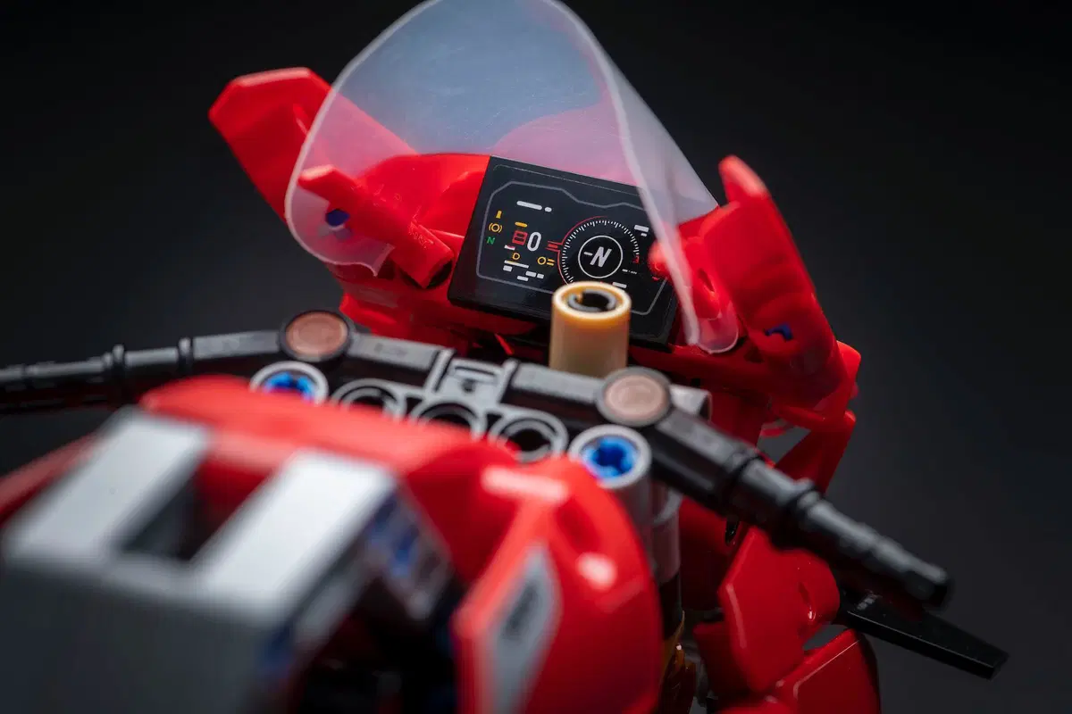 Ducati Panigale V4R: arriva in versione LEGO Technic (9)
