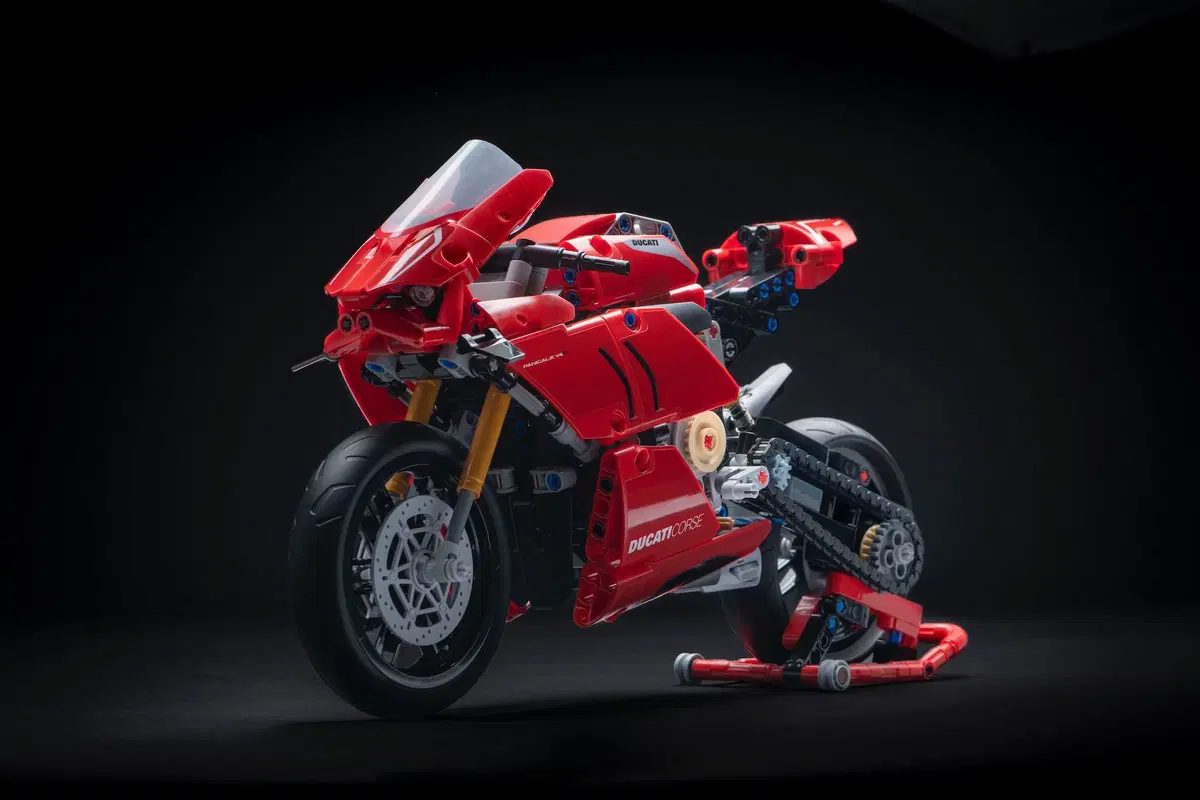 Ducati Panigale V4R: arriva in versione LEGO Technic (11)