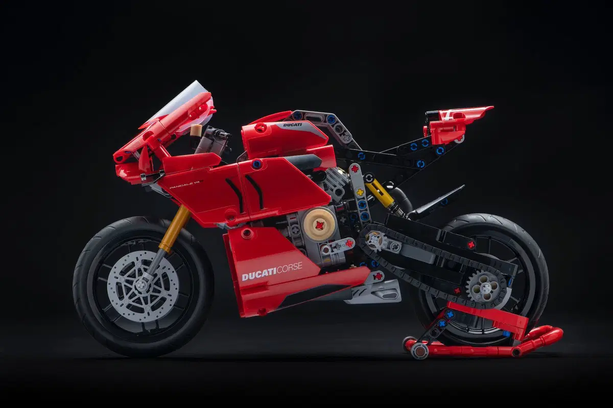 Ducati Panigale V4R: arriva in versione LEGO Technic (7)
