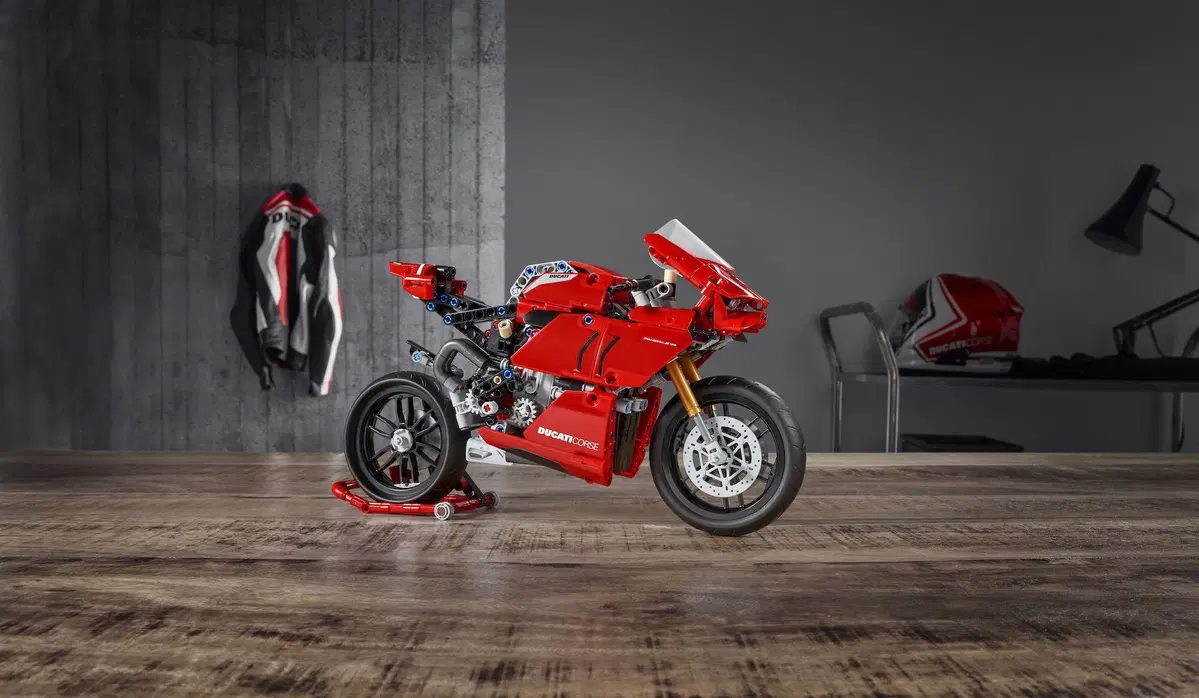Ducati Panigale V4R: arriva in versione LEGO Technic (14)