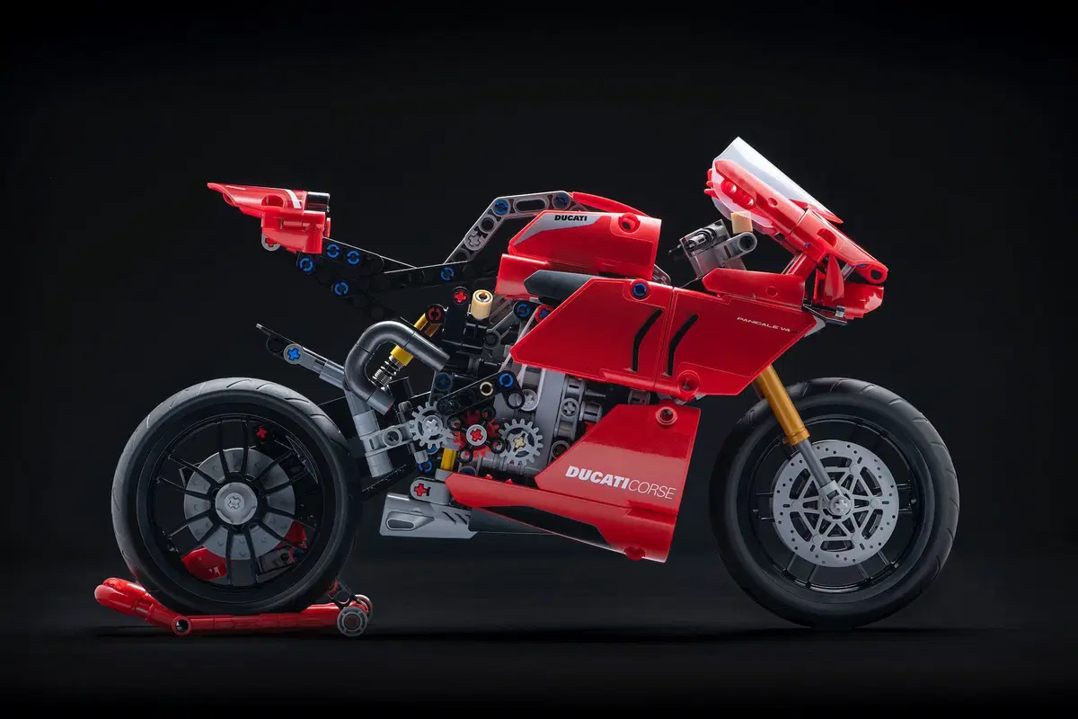 Ducati Panigale V4R: arriva in versione LEGO Technic (15)
