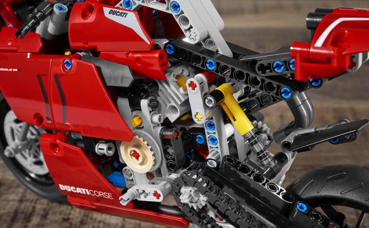 Ducati Panigale V4R: arriva in versione LEGO Technic (12)