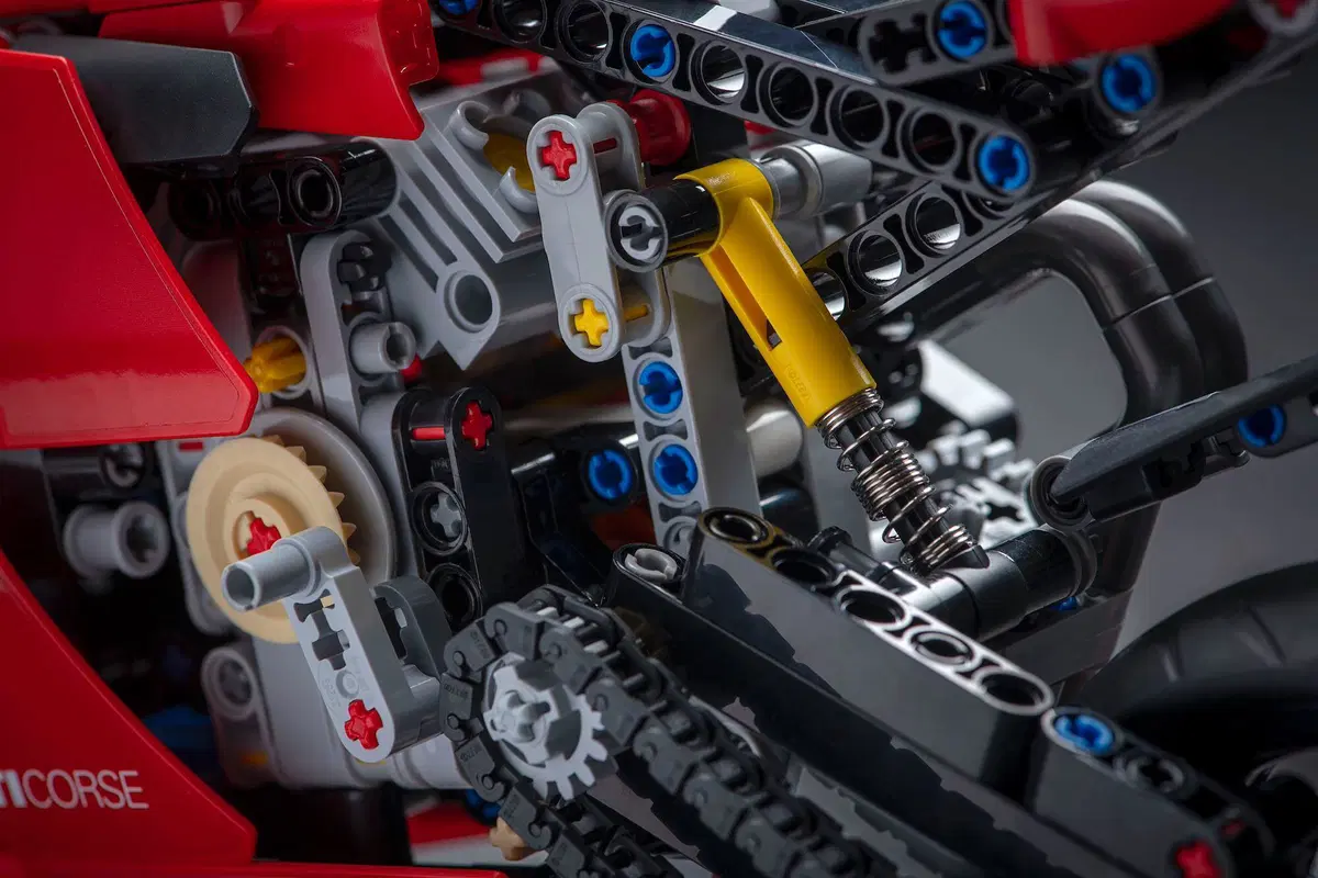 Ducati Panigale V4R: arriva in versione LEGO Technic (16)
