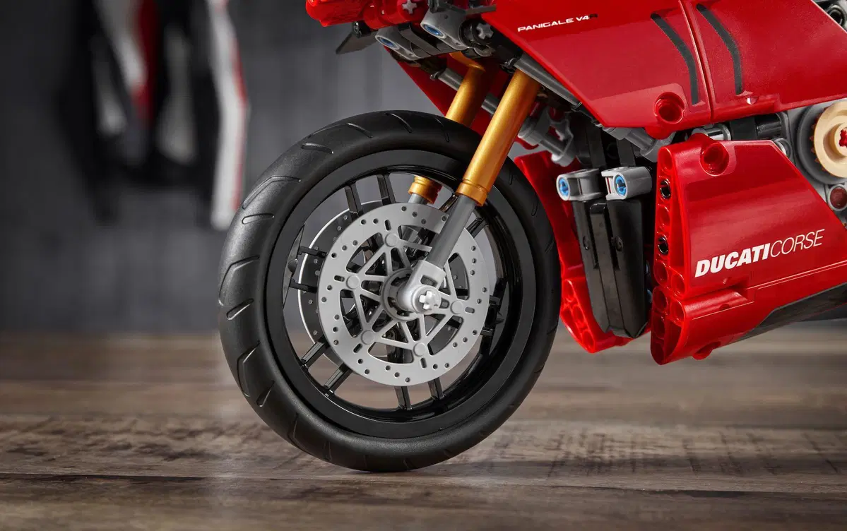 Ducati Panigale V4R: arriva in versione LEGO Technic (8)