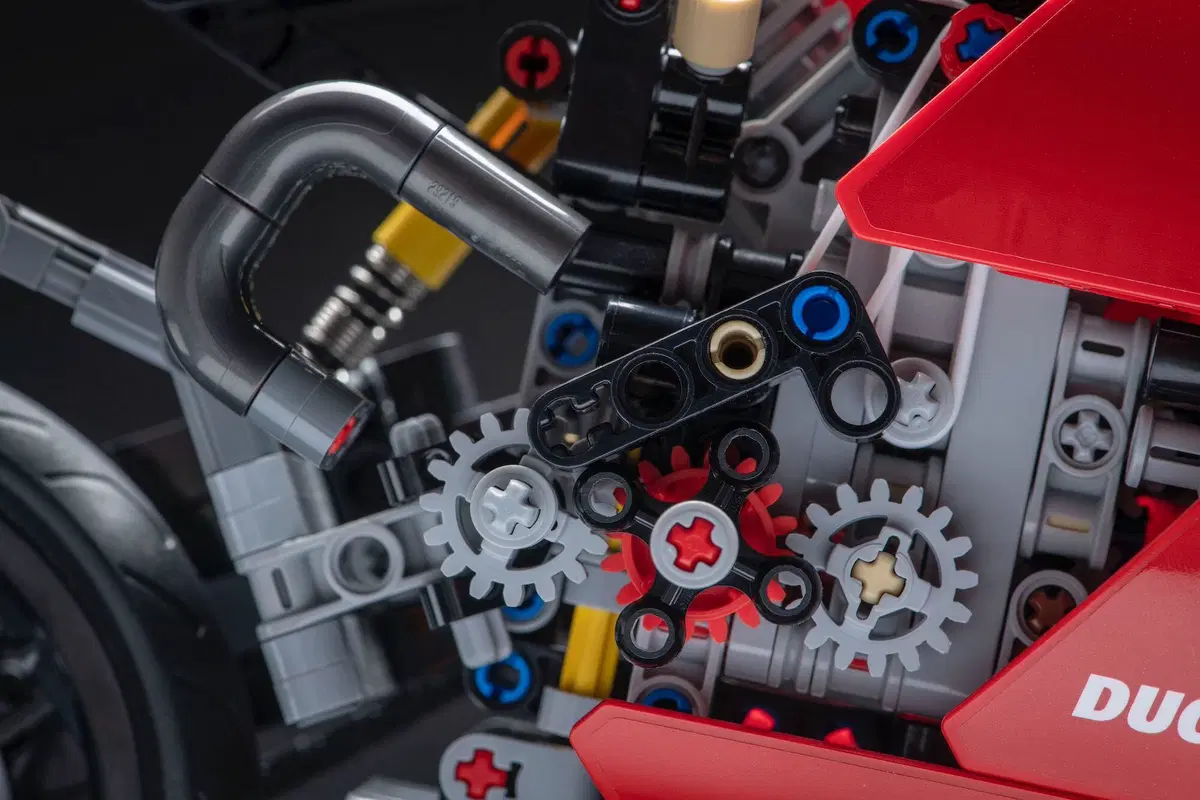 Ducati Panigale V4R: arriva in versione LEGO Technic (17)