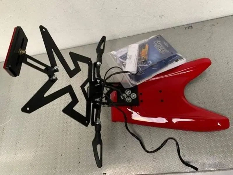 Portatarga sottocoda rosso ERMAX per CBR500R 2019 (2)