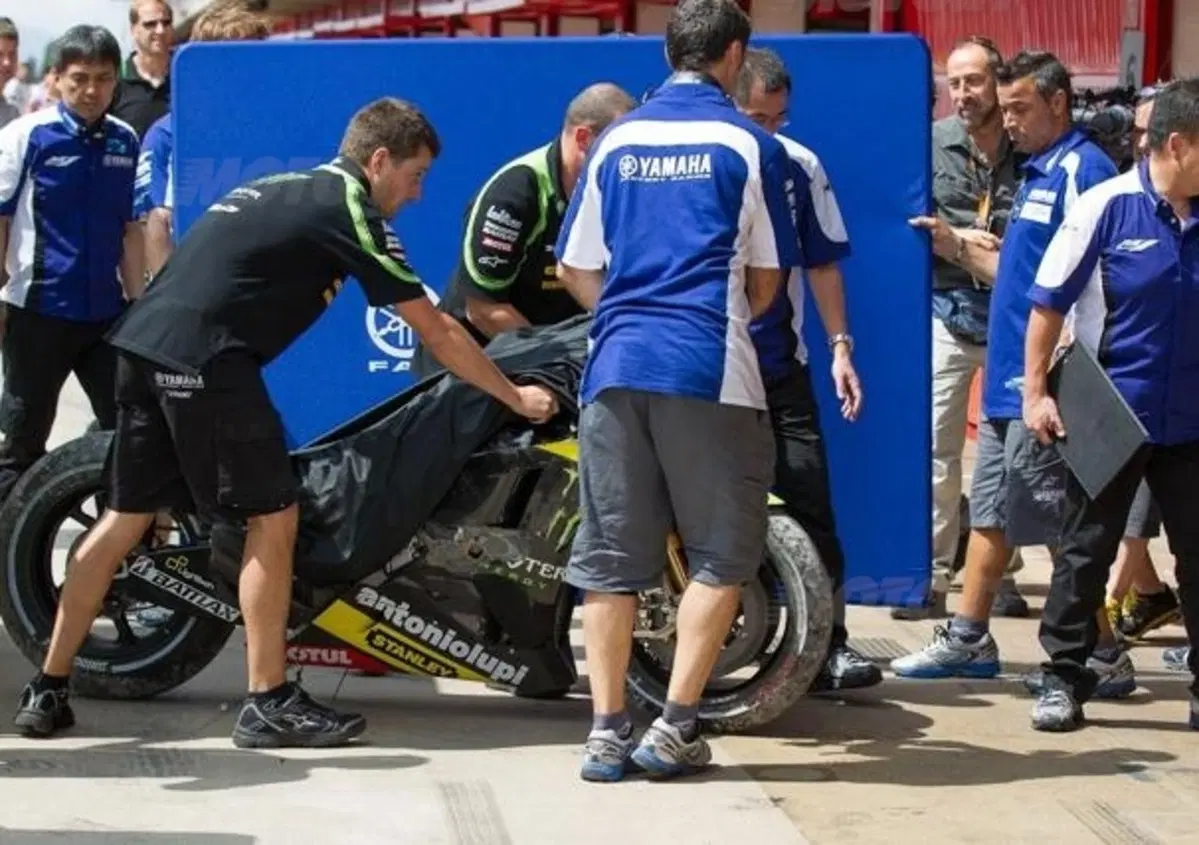 Test Barcellona. Valentino: "Il forcellone in alluminio innesca troppo chattering"