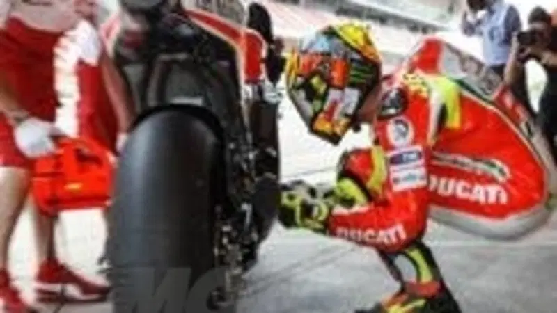 Test Barcellona. Valentino: "Il forcellone in alluminio innesca troppo chattering"
