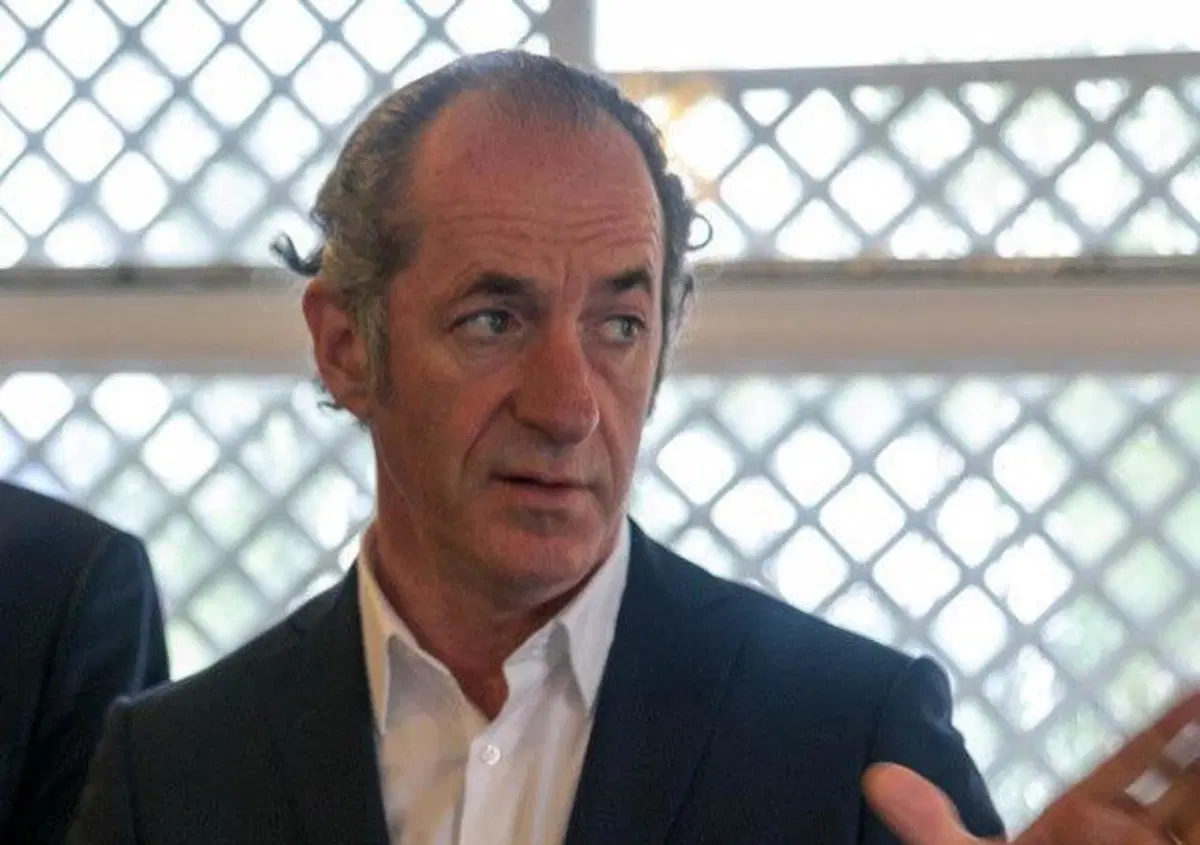 Il presidente Zaia: "Girare senza mascherina &egrave; come andare in moto senza casco"