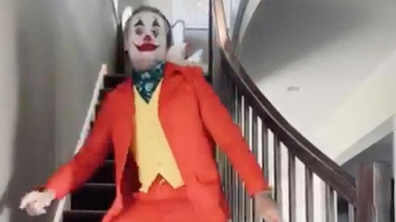 VIDEO. Carl Fogarty diventa Joker. Magie e deliri della quarantena