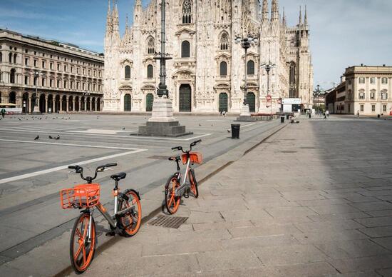 Fase 2: l'Italia scopre le bici. Le città si riempiono di ciclabili. Si parte da Milano