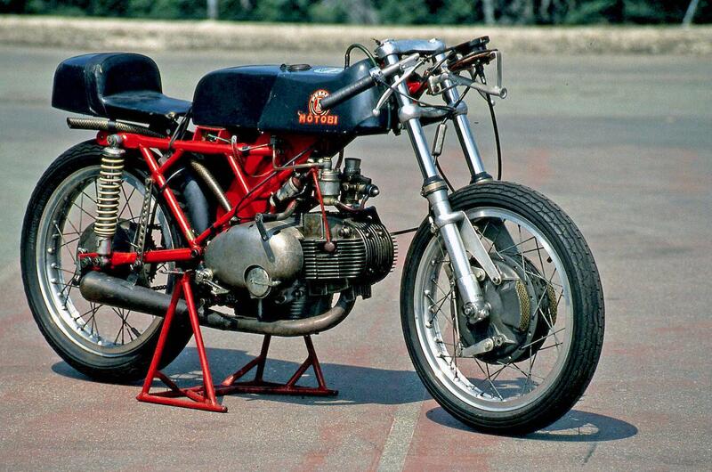 Negli anni Sessanta la Motobi ha gareggiato a lungo e con ottimi risultati nel campionato italiano juniores e nelle gare in salita con moto fortemente trasformate rispetto a quelle di serie dalle quali derivava. La foto mostra un esemplare dell&rsquo;ultima versione della 250, che disponeva di circa 32 CV a 10200 giri/min