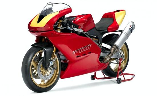 La Ducati Supermono, impostasi nel campionato 1993, abbinava a un’estetica entusiasmante una tecnica allo stato dell’arte. Il motore aveva una cilindrata di 549 cm3 (portata a 572 cm3 nella versione “evoluzione”, apparsa nel 1995) e naturalmente era dotato di distribuzione desmodromica bialbero a quattro valvole