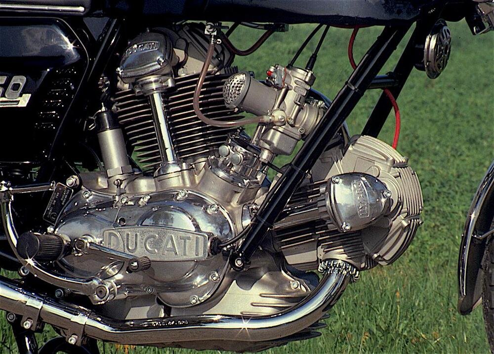 La Ducati &egrave; entrata nel settore delle maximoto con la 750 GT, commercializzata a partire dal 1971. Il motore aveva una architettura a L, che assicurava una buona equilibratura, una larghezza contenuta e un buon raffreddamento anche del cilindro posteriore. Per comandare la distribuzione monoalbero si impiegavano un alberello e due coppie coniche per ciascun cilindro