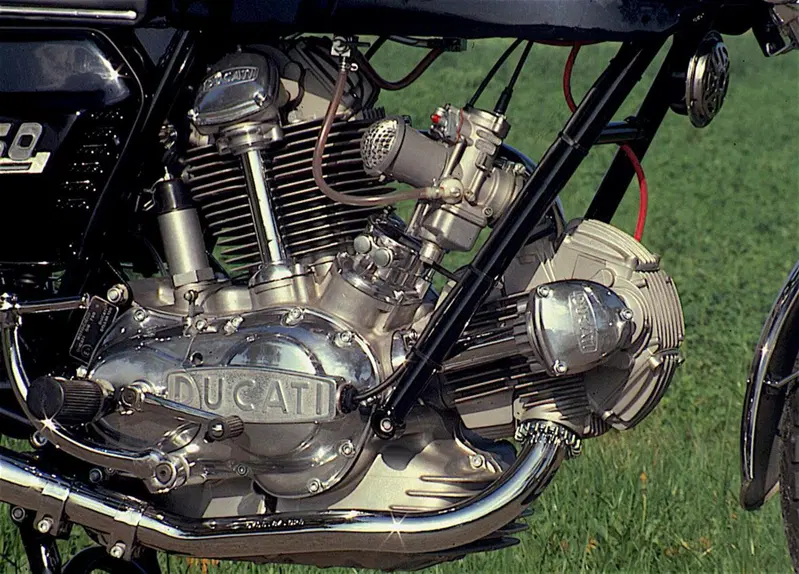 La Ducati &egrave; entrata nel settore delle maximoto con la 750 GT, commercializzata a partire dal 1971. Il motore aveva una architettura a L, che assicurava una buona equilibratura, una larghezza contenuta e un buon raffreddamento anche del cilindro posteriore. Per comandare la distribuzione monoalbero si impiegavano un alberello e due coppie coniche per ciascun cilindro
