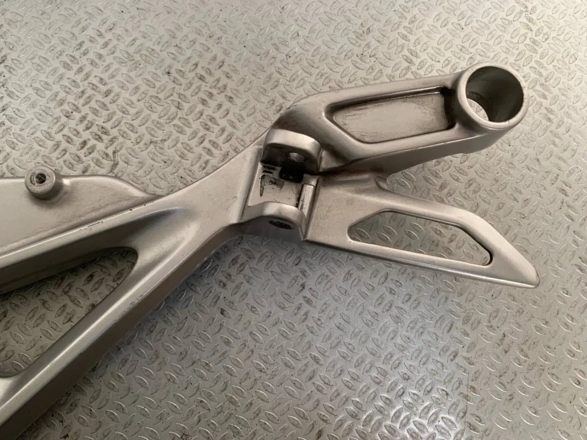 SUPPORTO PEDANA POST POGGIAPIEDI SX Honda INTEGRA (2)