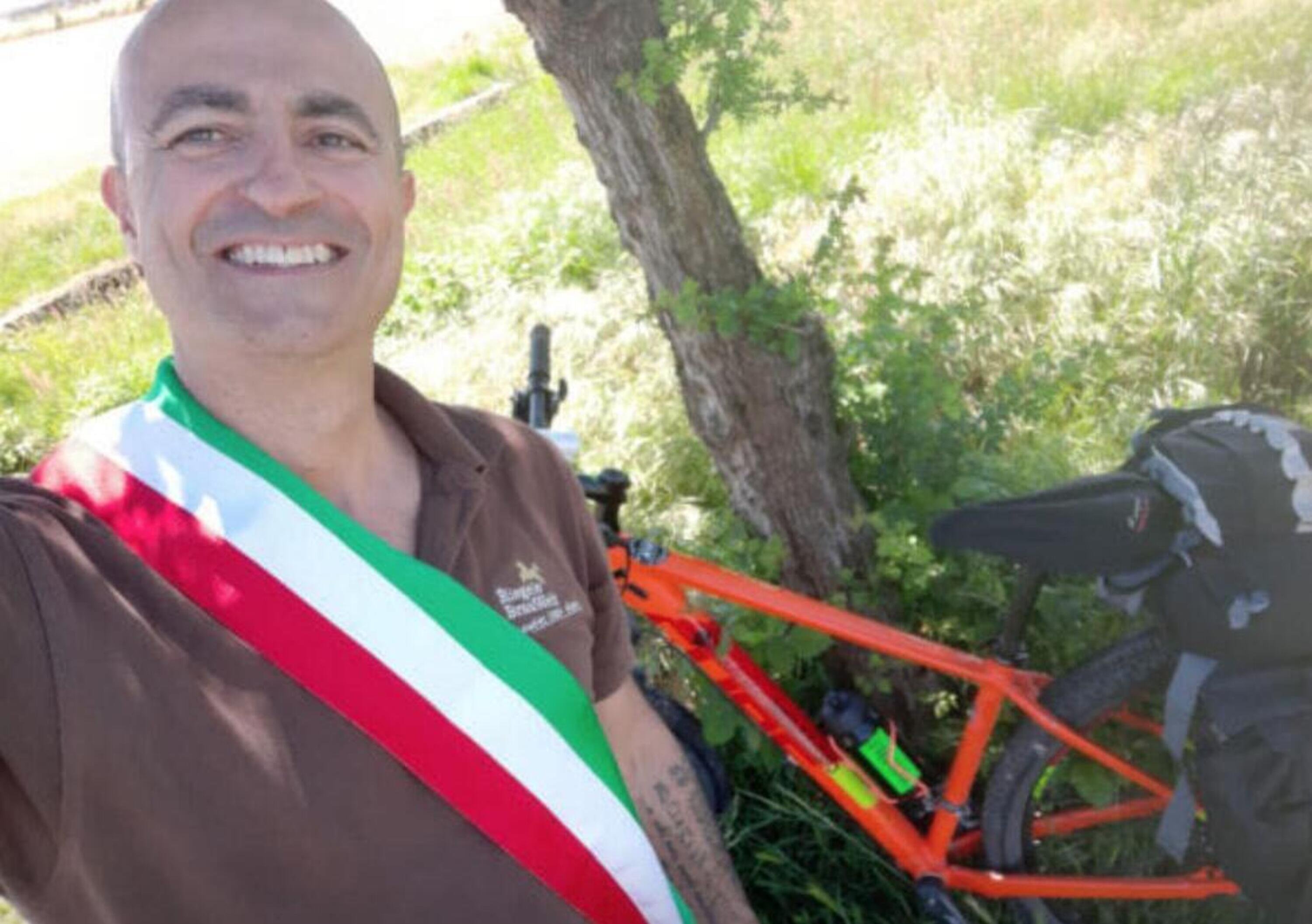 La storia del sindaco che va Roma in bici per protesta. &quot;Poi ritorno in moto&quot;