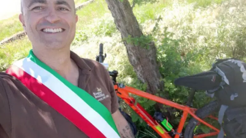 La storia del sindaco che va Roma in bici per protesta. "Poi ritorno in moto"
