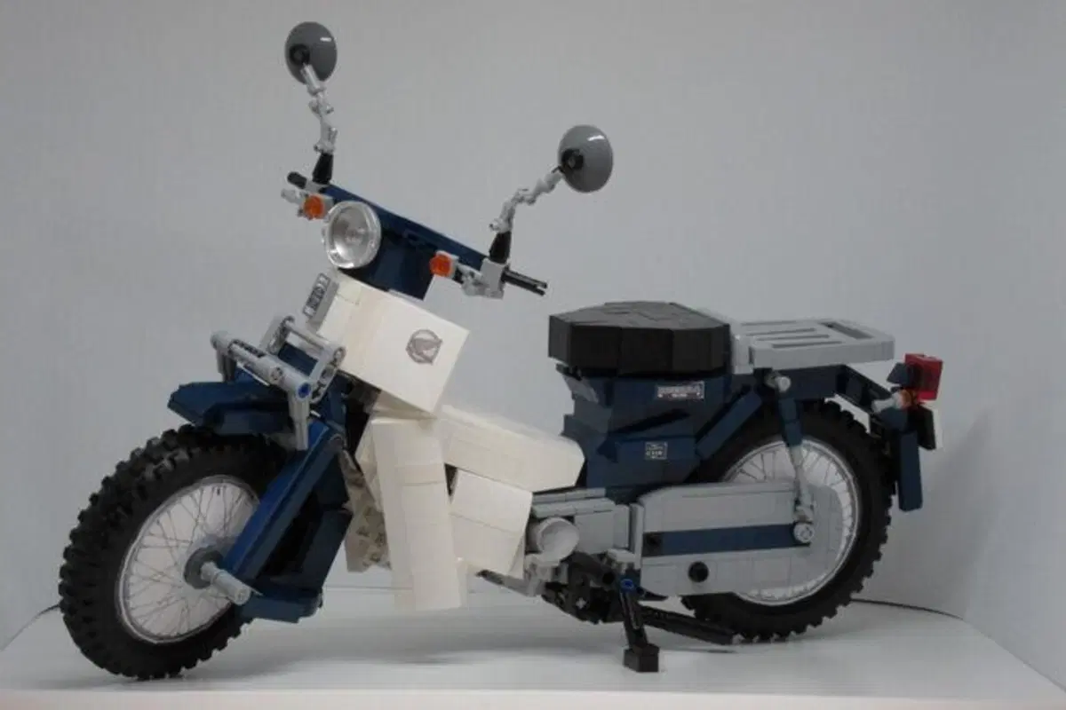 Honda Super Cub made in Vietnam. Fatto con il LEGO