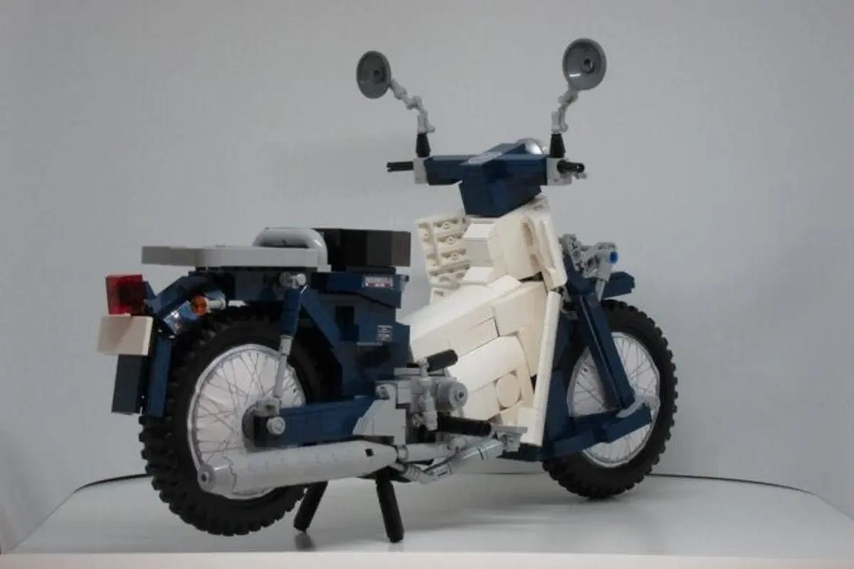 Honda Super Cub made in Vietnam. Fatto con il LEGO (2)