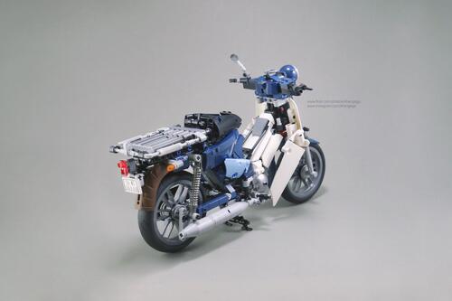 Honda Super Cub made in Vietnam. Fatto con il LEGO (2)