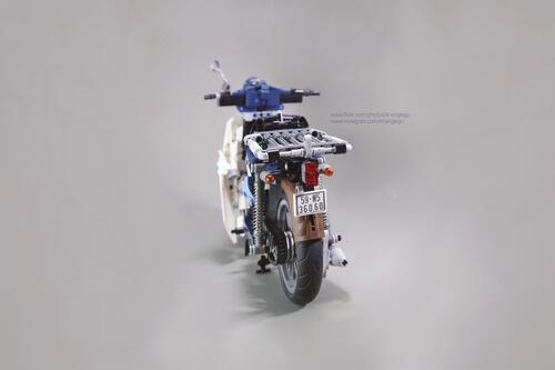 Honda Super Cub made in Vietnam. Fatto con il LEGO (3)