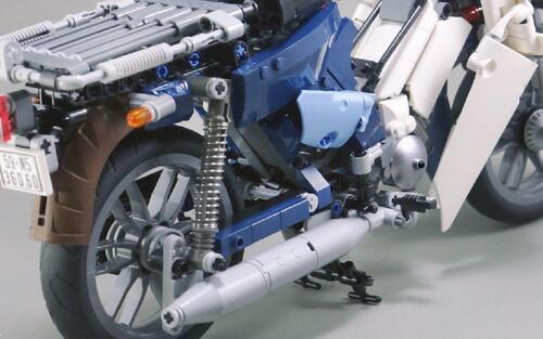 Honda Super Cub made in Vietnam. Fatto con il LEGO (5)