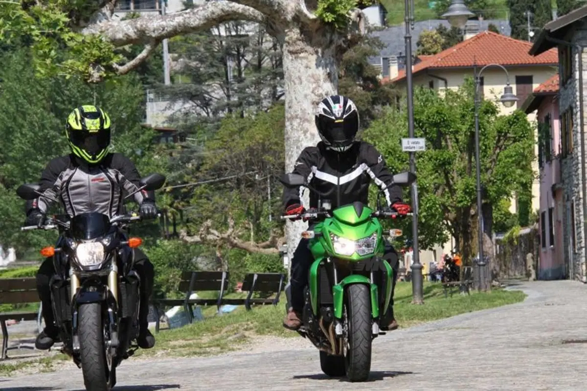 Kawasaki Z750 VS Suzuki GSR 750