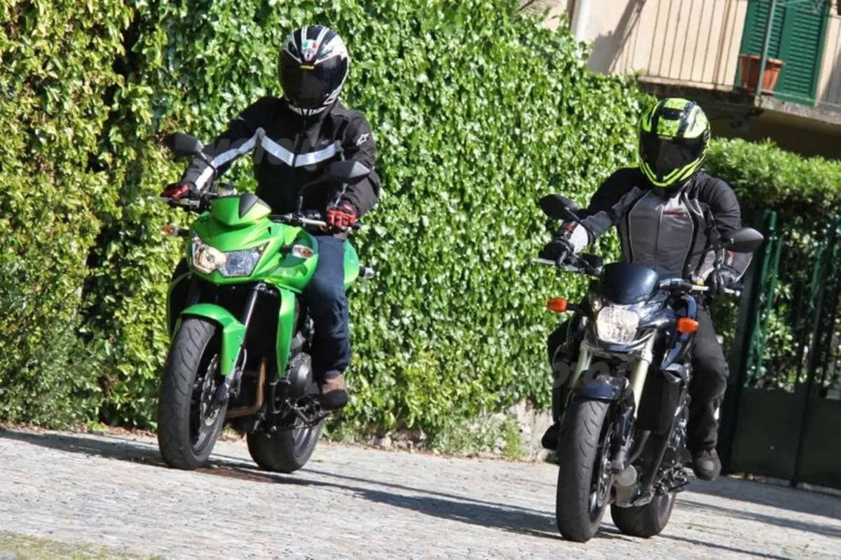 Kawasaki Z750 VS Suzuki GSR 750 (3)