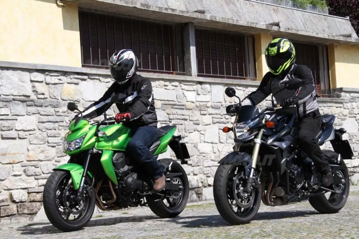 Kawasaki Z750 VS Suzuki GSR 750 (4)