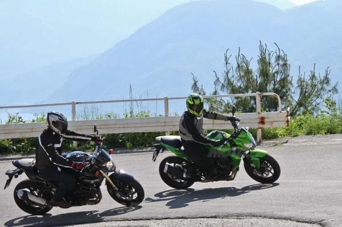 Kawasaki Z750 VS Suzuki GSR 750 (5)
