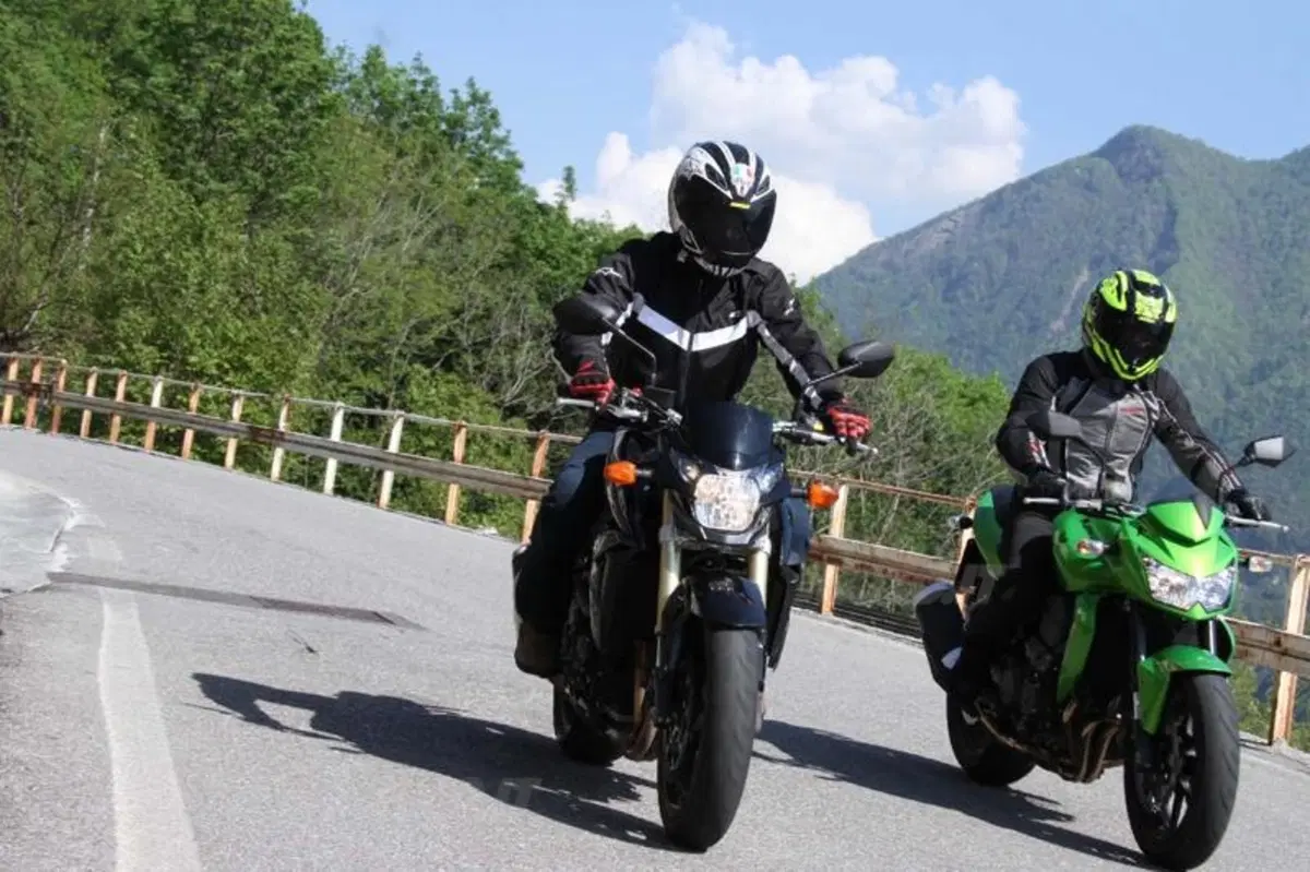 Kawasaki Z750 VS Suzuki GSR 750 (6)