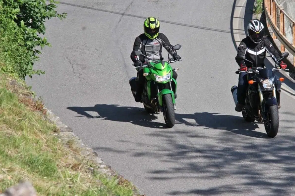 Kawasaki Z750 VS Suzuki GSR 750 (8)