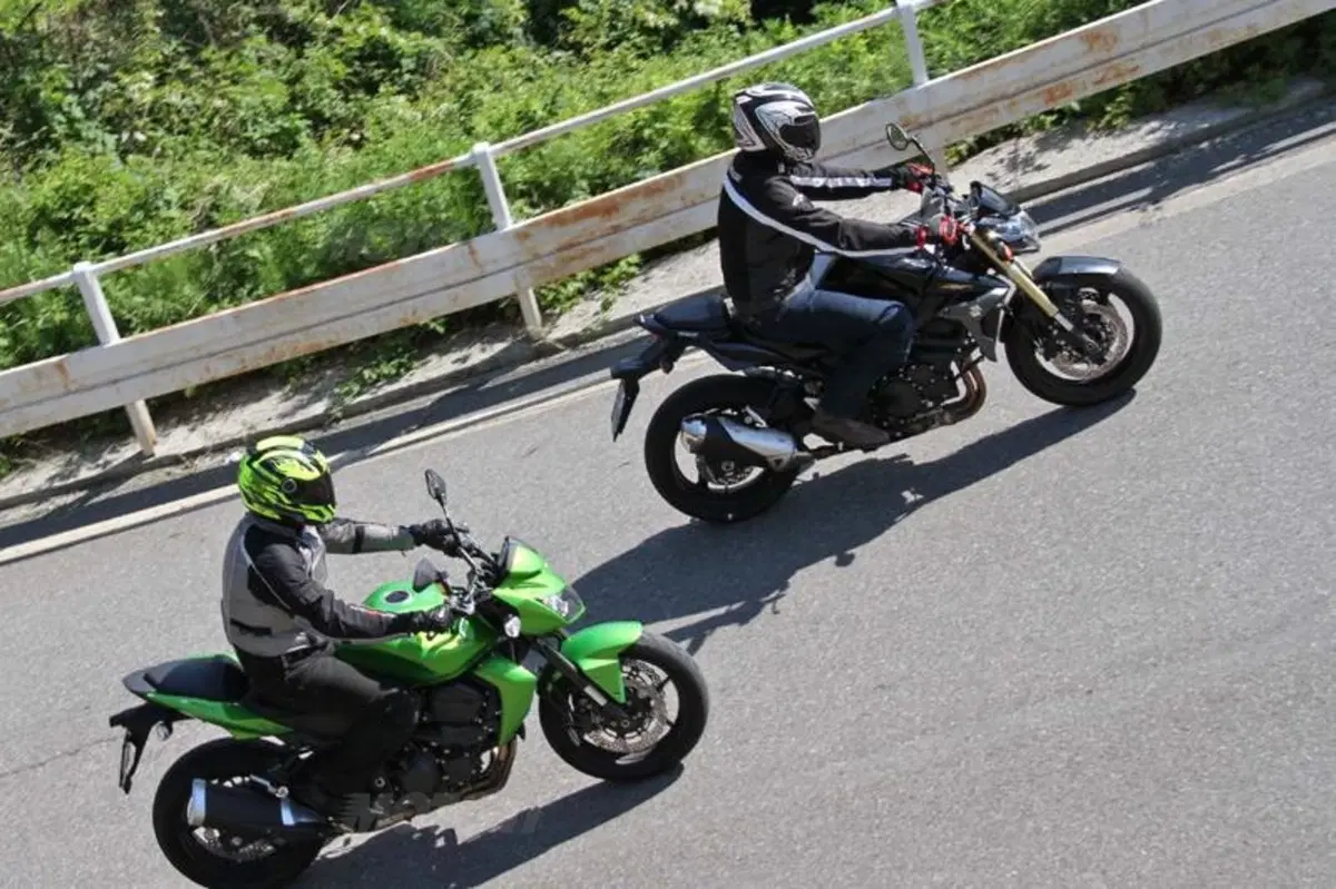 Kawasaki Z750 VS Suzuki GSR 750 (9)