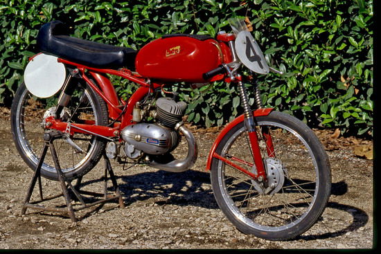 La Itom è stata per anni una delle più apprezzate costruttrici di ciclomotori sportivi. La versione da corsa è stata impiegata con grande successo anche all’estero. Tra l’altro è stata la moto con la quale Mike Hailwood ha fatto il suo esordio in pista. Da noi ha gareggiato a lungo in salita, con ottimi risultati