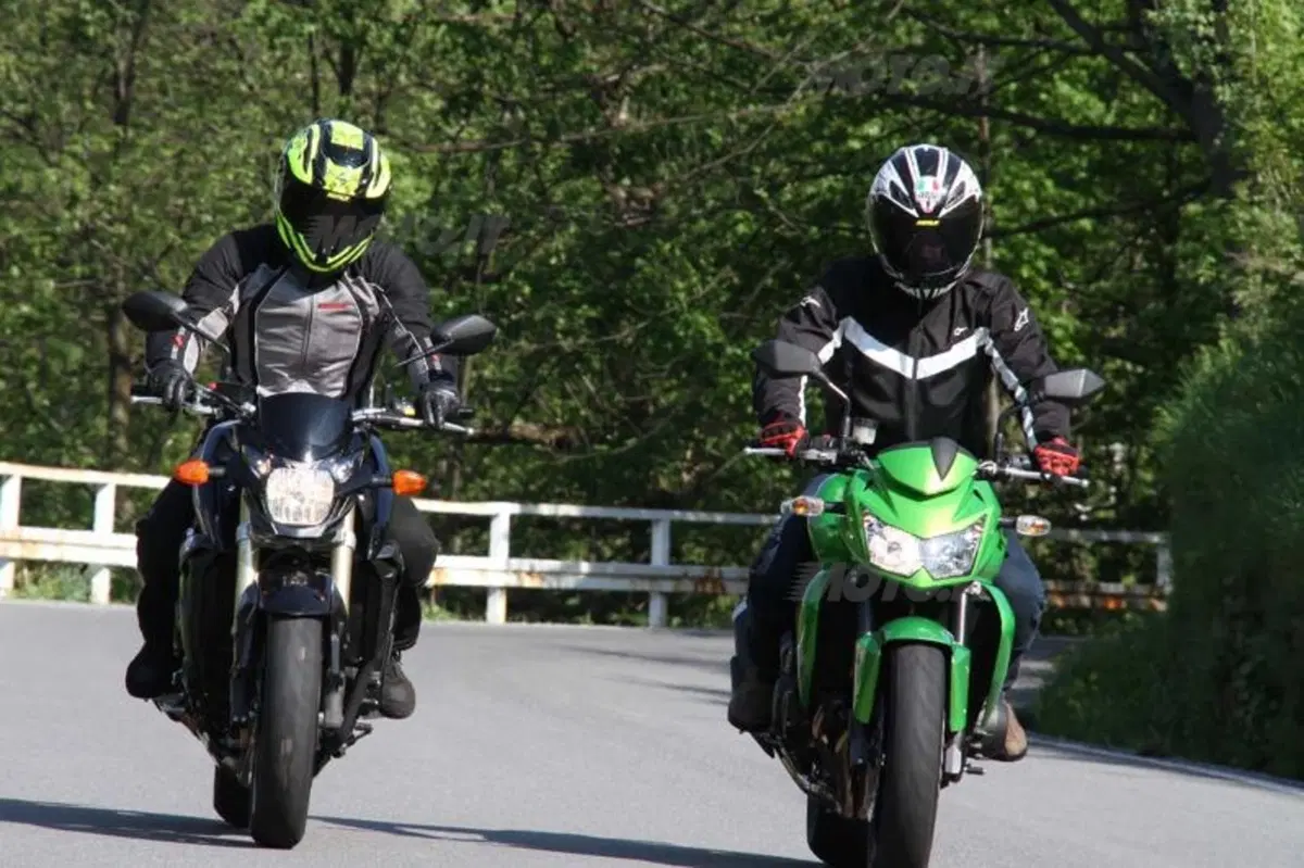Kawasaki Z750 VS Suzuki GSR 750 (11)