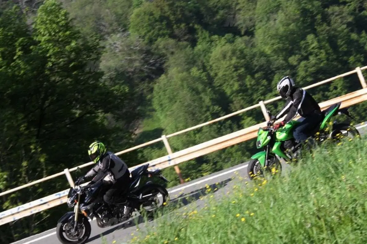Kawasaki Z750 VS Suzuki GSR 750 (12)