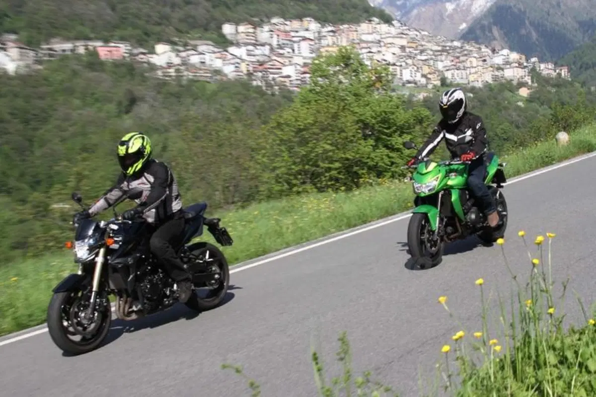 Kawasaki Z750 VS Suzuki GSR 750 (14)